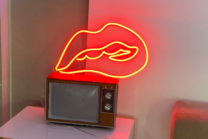 'Bite the Lips' neon sign