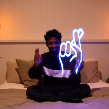 Fingers crossed neon sign